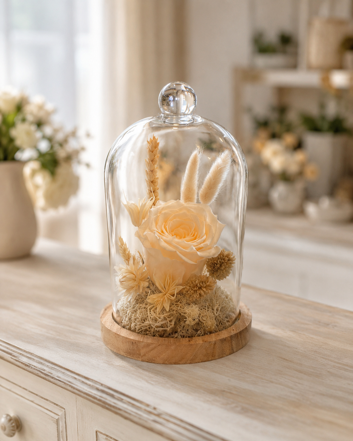 Rose éternelle et fleurs séchées sous cloche