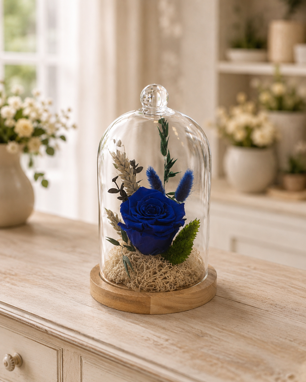 Rose éternelle et fleurs séchées sous cloche