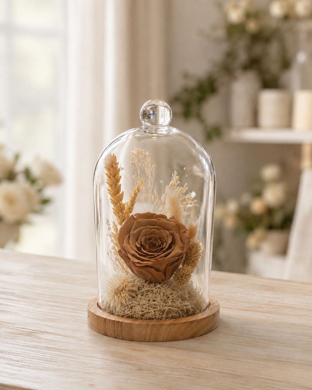 Rose éternelle et fleurs séchées sous cloche
