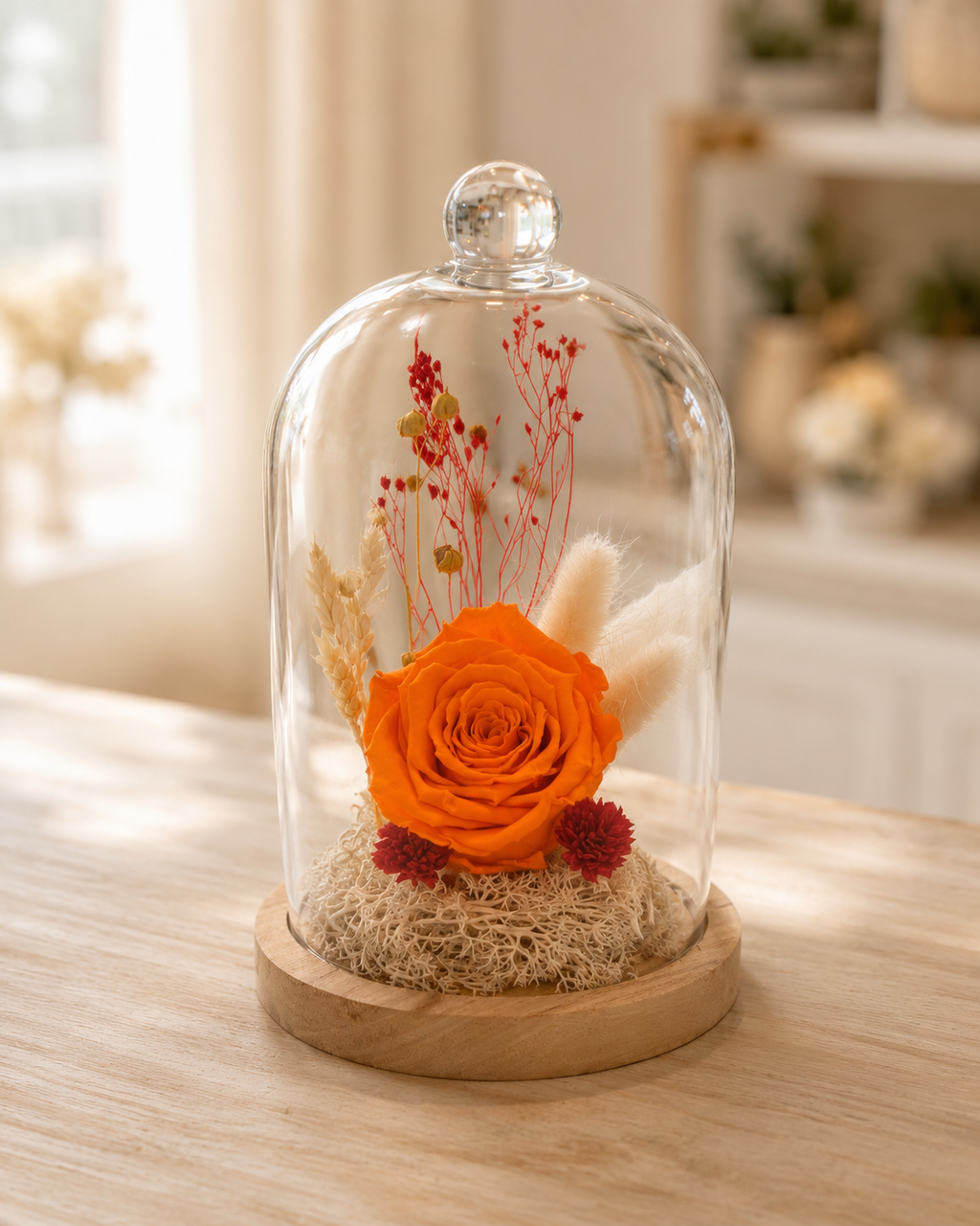 Rose éternelle et fleurs séchées sous cloche